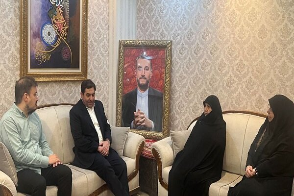 تصویری از دیدار دستیار رهبر انقلاب با خانواده شهید امیرعبداللهیان/ خانواده مخبر هم بودند