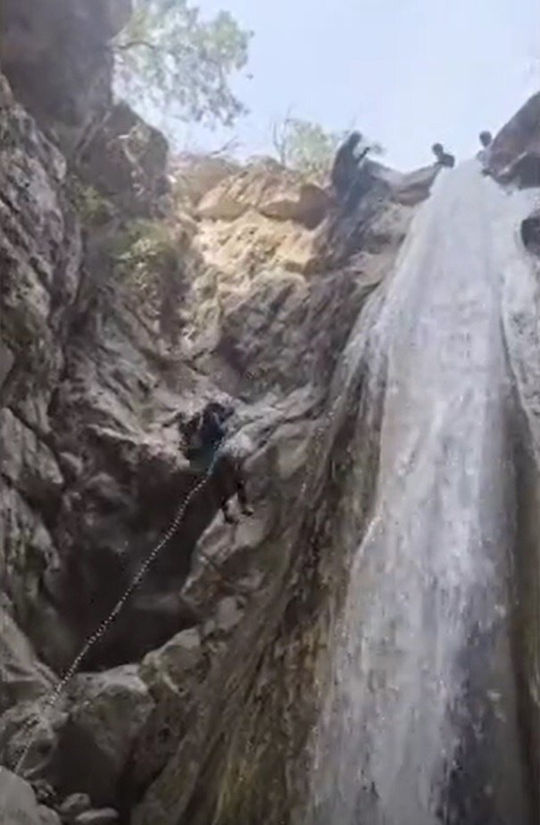 عکسی جالب از یک روحانی در حال انجام عملیات راپل