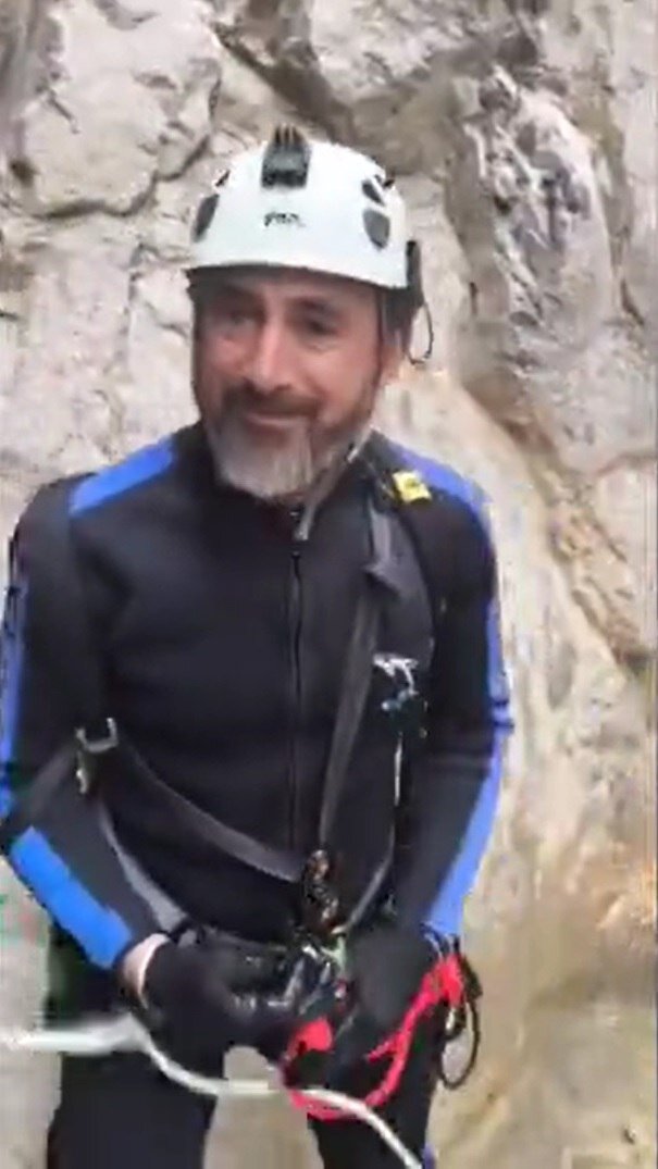 عکسی جالب از یک روحانی در حال انجام عملیات راپل