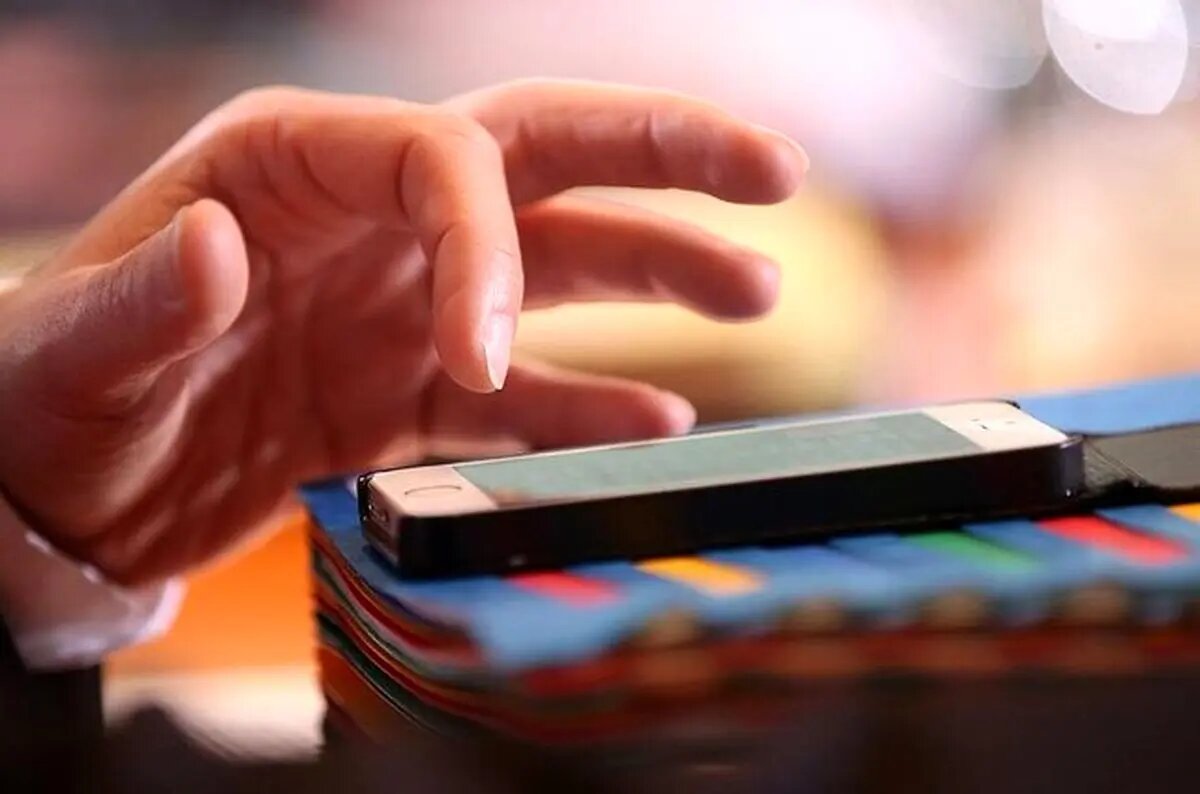 به محض بیدار شدن از خواب، گوشی را چک نکنید!/ چگونه چک کردن گوشی روزتان را تحت تأثیر قرار میدهد؟