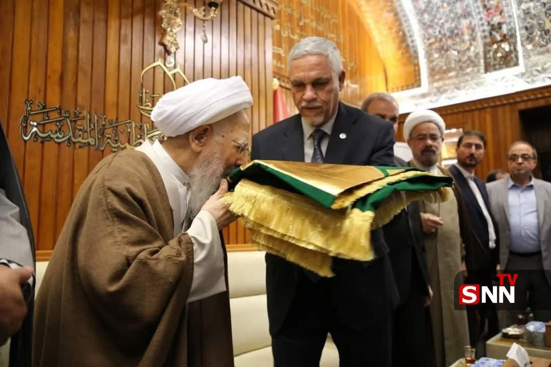 تصاویری خاص از اشک ریختن آیت الله جوادی آملی در حرم کاظمین