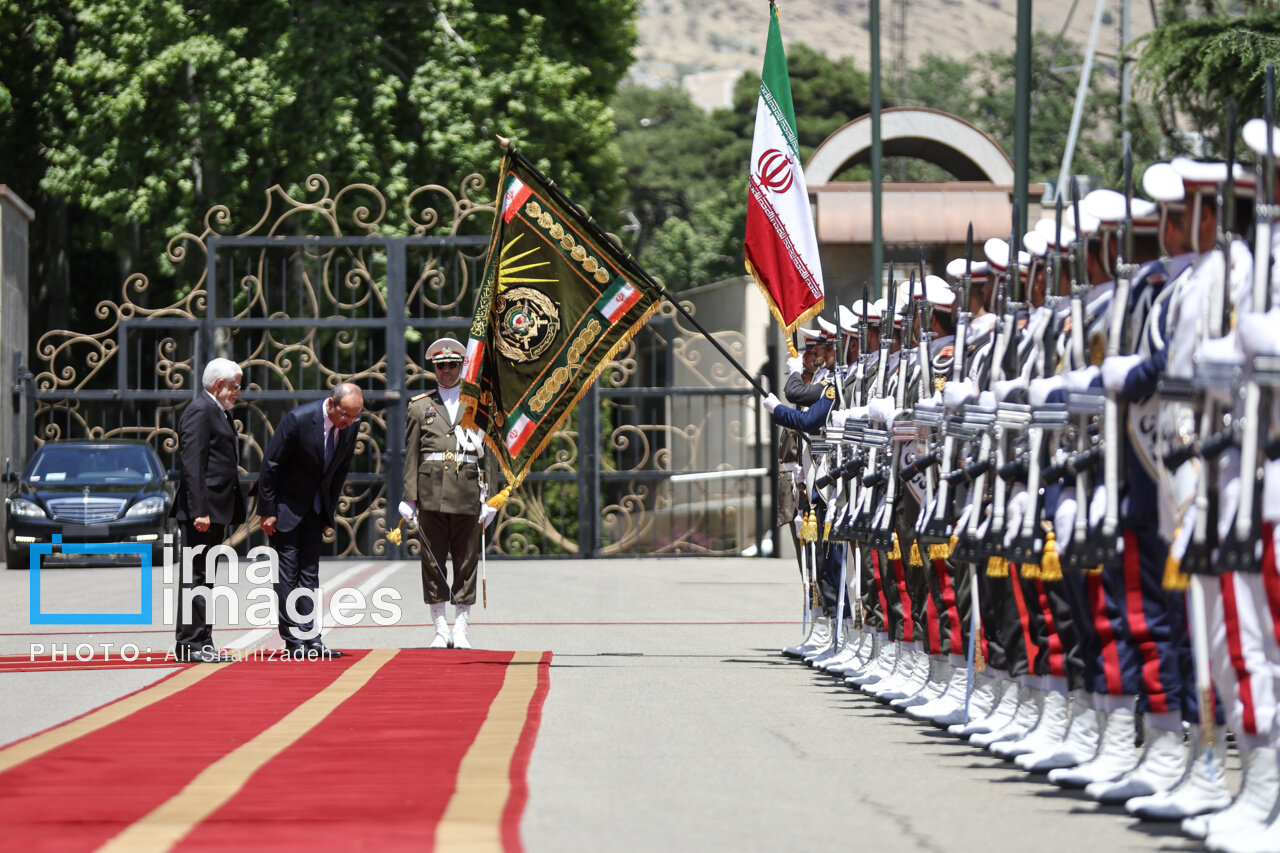 تصاویر از محمدرضا عارف و یک مقام خارجی در کاخ سعدآباد/ احترام آقای نخستوزیر به پرچم ایران