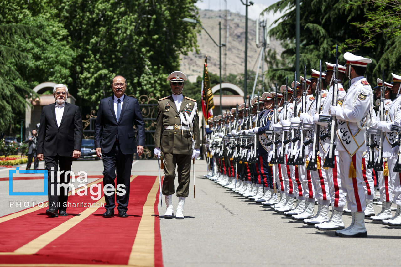 تصاویر از محمدرضا عارف و یک مقام خارجی در کاخ سعدآباد/ احترام آقای نخستوزیر به پرچم ایران