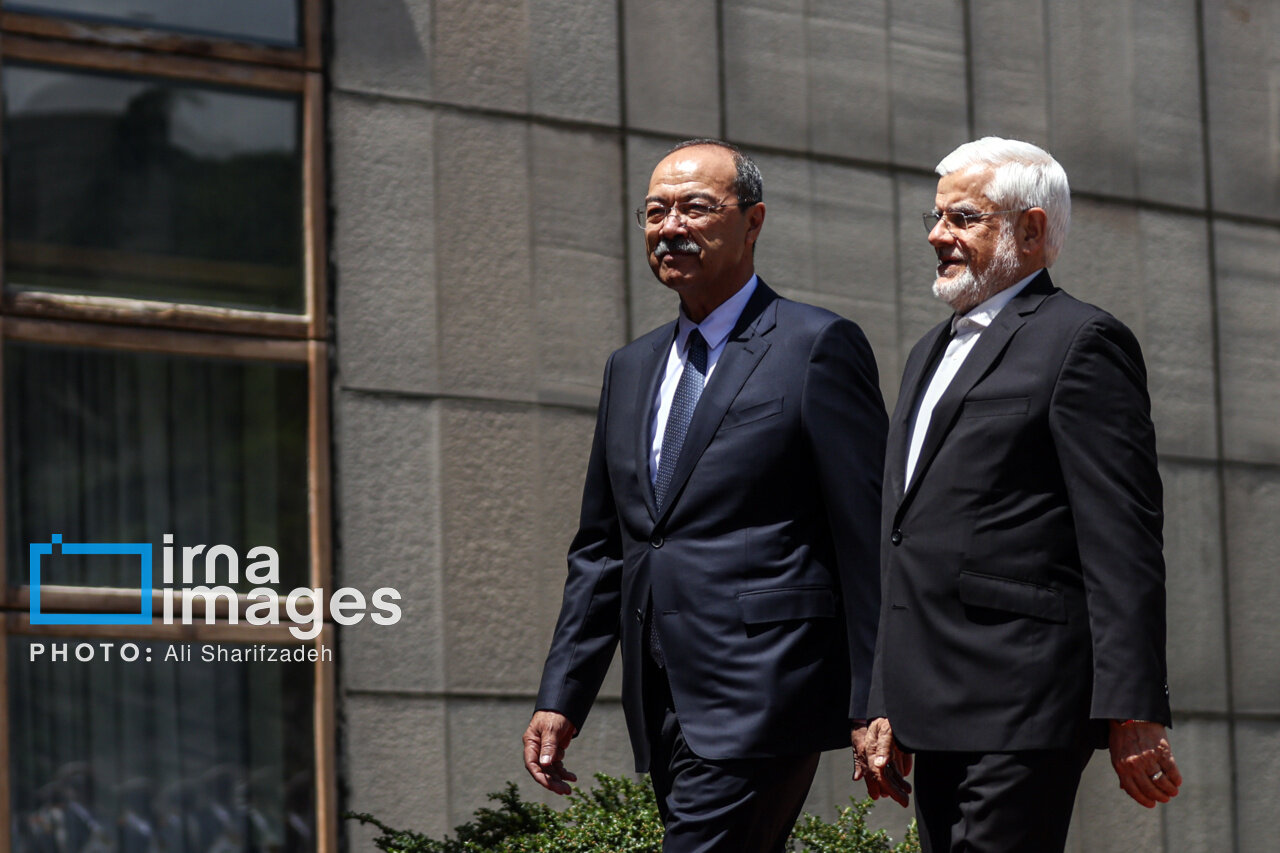 تصاویر از محمدرضا عارف و یک مقام خارجی در کاخ سعدآباد/ احترام آقای نخستوزیر به پرچم ایران