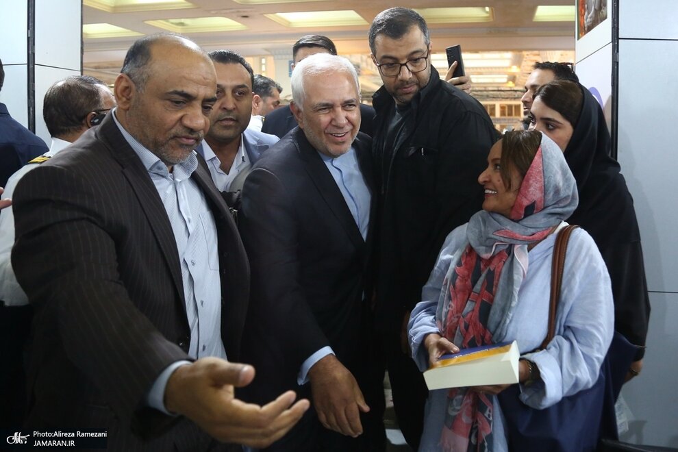 تصویری جالب از استقبال از ظریف در نمایشگاه کتاب/ او برای چاپ جدید کتابش به نمایشگاه رفت