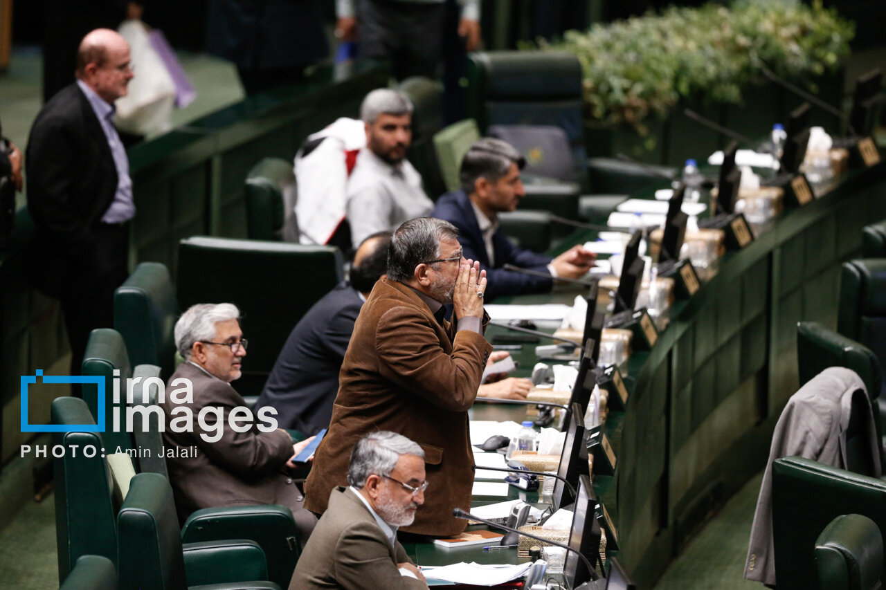 روبوسی کردن دو نماینده شکار دوربین عکاسان شد/ رسایی به سراغ قالیباف رفت/ آقای نماینده فریاد می زند؟+ تصاویر 1 تصویری جالب از روبوسی دو نماینده در جلسه رسمی مجلس