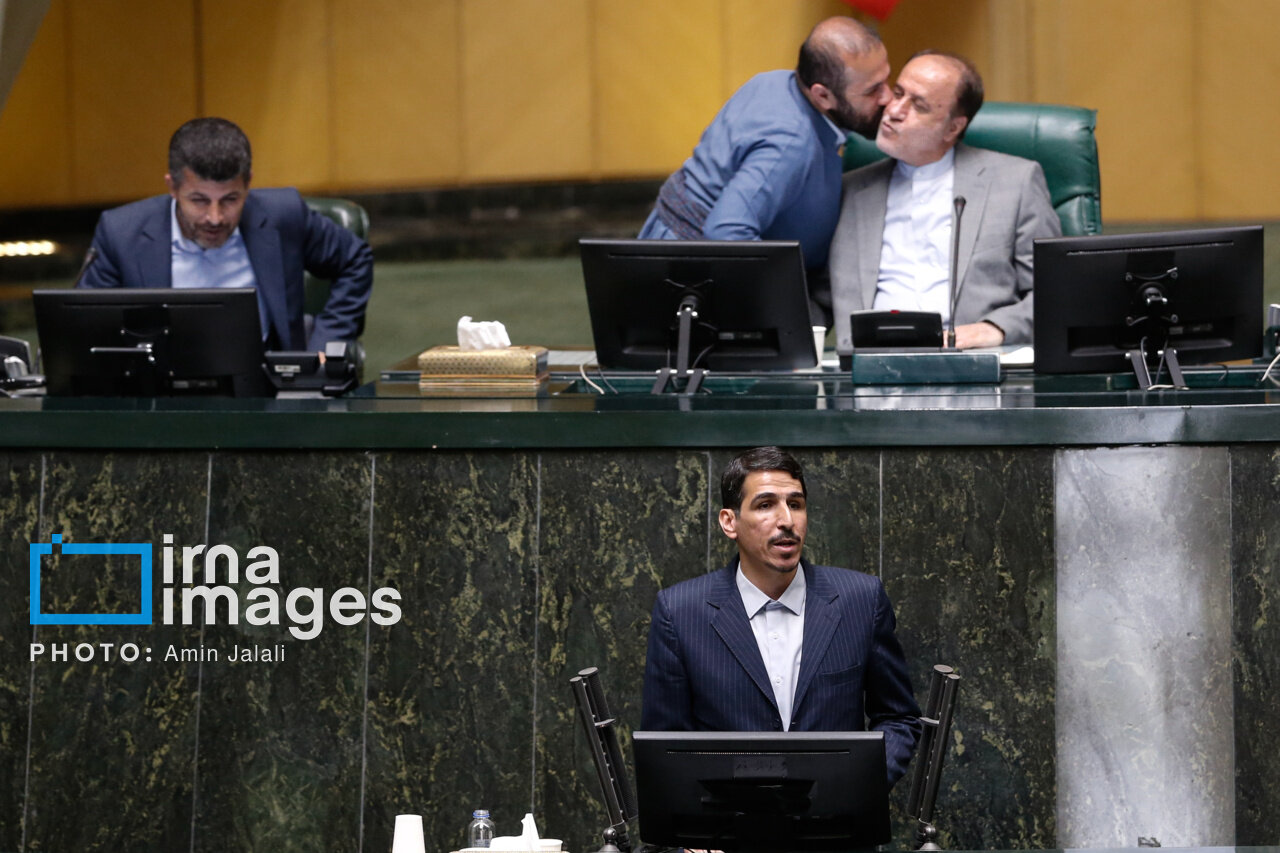 روبوسی کردن دو نماینده شکار دوربین عکاسان شد/ رسایی به سراغ قالیباف رفت/ آقای نماینده فریاد می زند؟+ تصاویر 2 تصویری جالب از روبوسی دو نماینده در جلسه رسمی مجلس