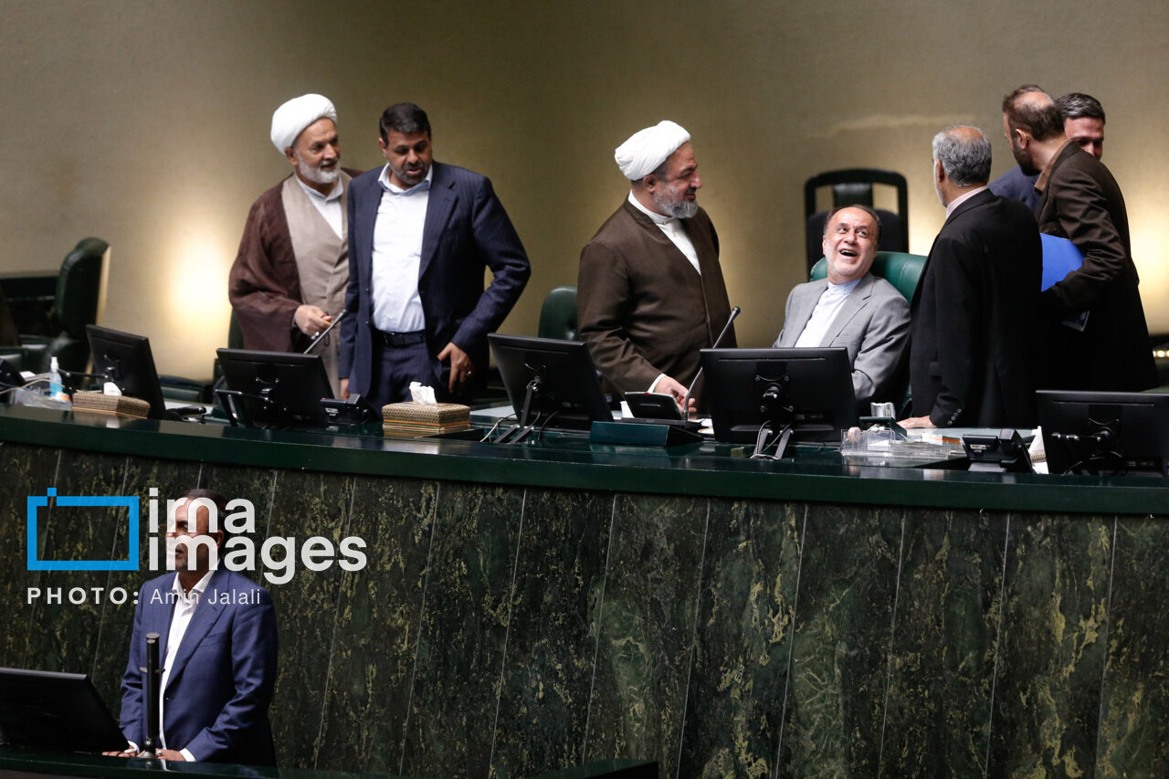 روبوسی کردن دو نماینده شکار دوربین عکاسان شد/ رسایی به سراغ قالیباف رفت/ آقای نماینده فریاد می زند؟+ تصاویر 3 تصویری جالب از روبوسی دو نماینده در جلسه رسمی مجلس