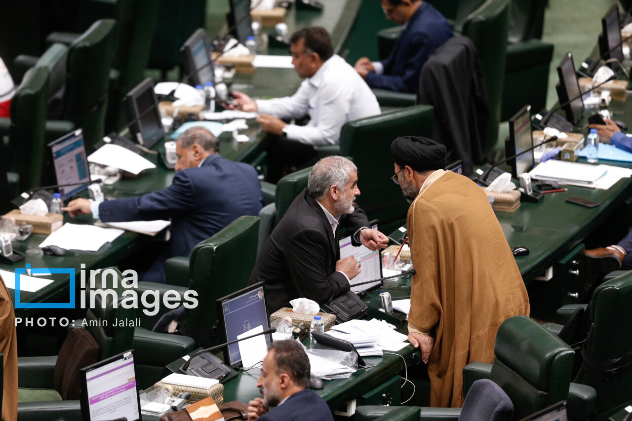 روبوسی کردن دو نماینده شکار دوربین عکاسان شد/ رسایی به سراغ قالیباف رفت/ آقای نماینده فریاد می زند؟+ تصاویر 5 تصویری جالب از روبوسی دو نماینده در جلسه رسمی مجلس