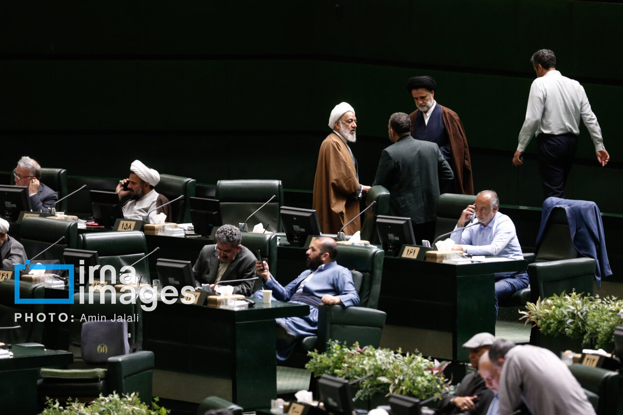 روبوسی کردن دو نماینده شکار دوربین عکاسان شد/ رسایی به سراغ قالیباف رفت/ آقای نماینده فریاد می زند؟+ تصاویر 6 تصویری جالب از روبوسی دو نماینده در جلسه رسمی مجلس