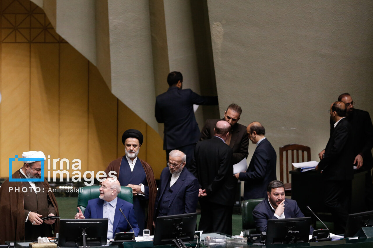 روبوسی کردن دو نماینده شکار دوربین عکاسان شد/ رسایی به سراغ قالیباف رفت/ آقای نماینده فریاد می زند؟+ تصاویر 7 تصویری جالب از روبوسی دو نماینده در جلسه رسمی مجلس