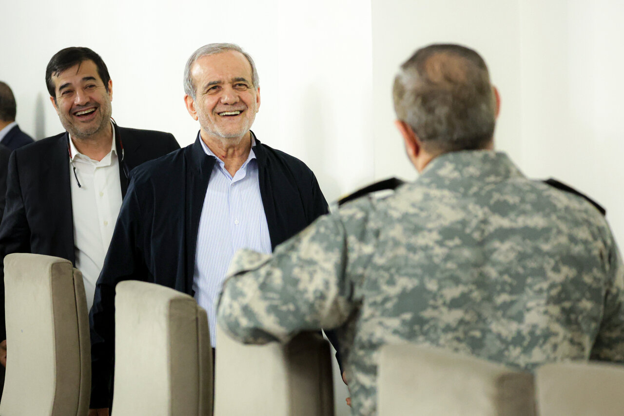 تصویری از تیپ و لباس متفاوت وزیر دفاع در جلسه هیئت دولت/ شهردار تهران هم در جلسه حضور داشت