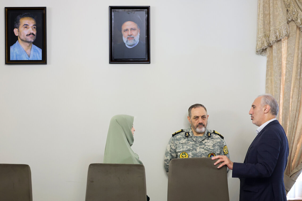 تصویری از تیپ و لباس متفاوت وزیر دفاع در جلسه هیئت دولت/ شهردار تهران هم در جلسه حضور داشت