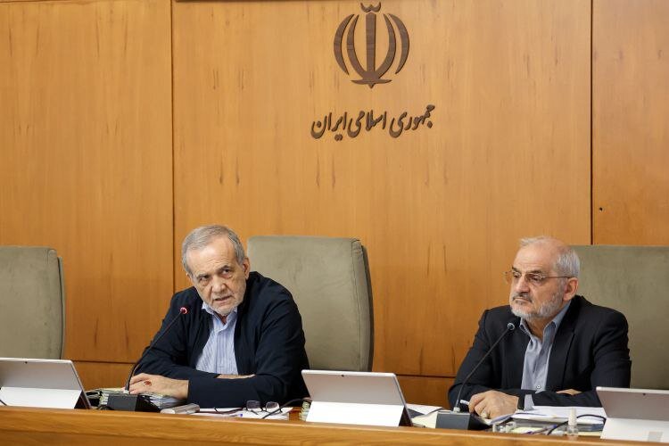 تصویری از تیپ و لباس متفاوت وزیر دفاع در جلسه هیئت دولت/ شهردار تهران هم در جلسه حضور داشت