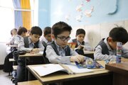 ببینید | انتقاد مجری برنامه از بازگشایی مدارس در ساعت ۶ صبح