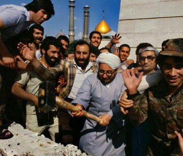 گفت‌وگو با صادق خلخالی هنگام تخریب قبر رضاشاه