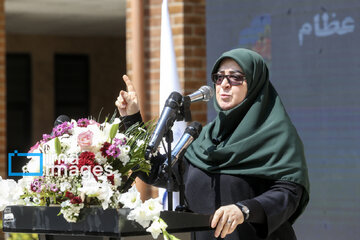 واکنش عجیب سخنگوی دولت به گرمای هوا هنگام سخنرانی/ فقط به خاطر شما فداکاری می‌کنم و باز می‌گردم!