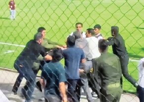 ورزشگاه‌ها کارشان از فحش ناموسی مسئولان تیم‌ها گذشته؛ حالا دیگر هواداران با تبر به جان هم می افتند