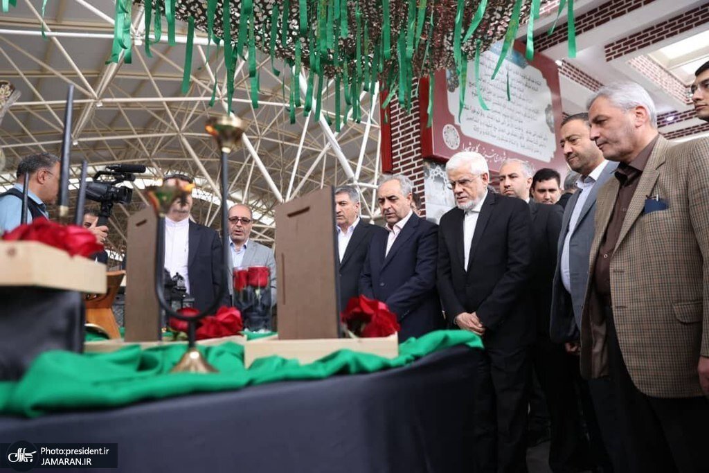 عکسی از عارف بر سر مزار شهید آل هاشم