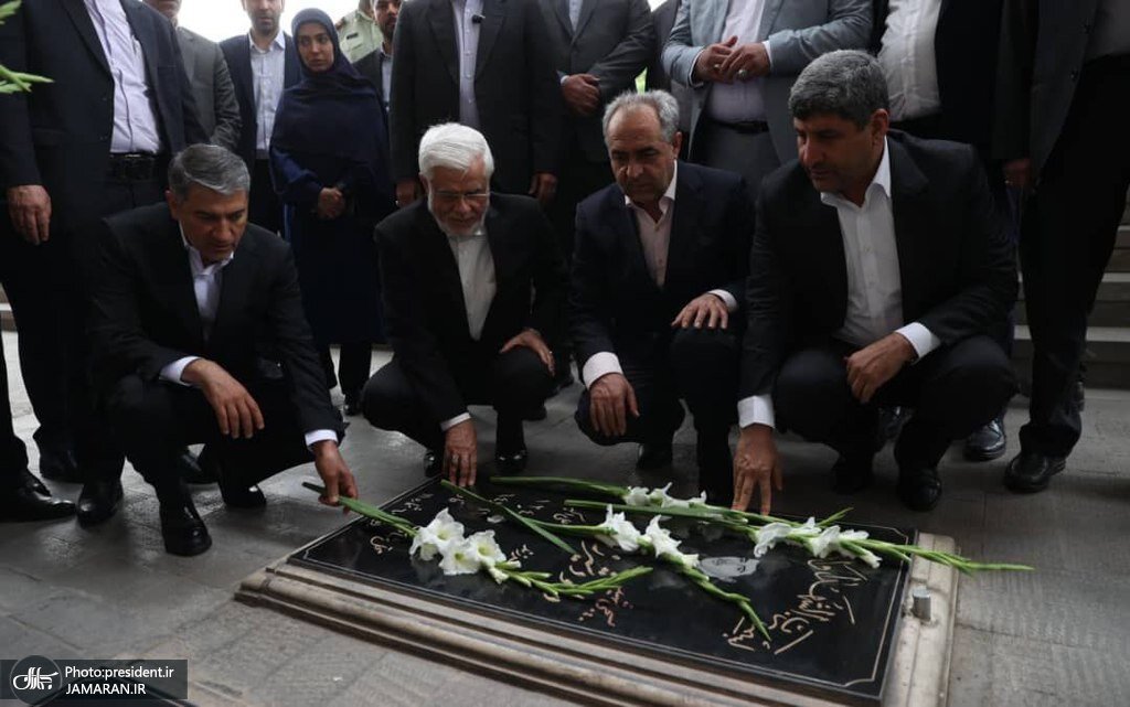 عکسی از عارف بر سر مزار شهید آل هاشم