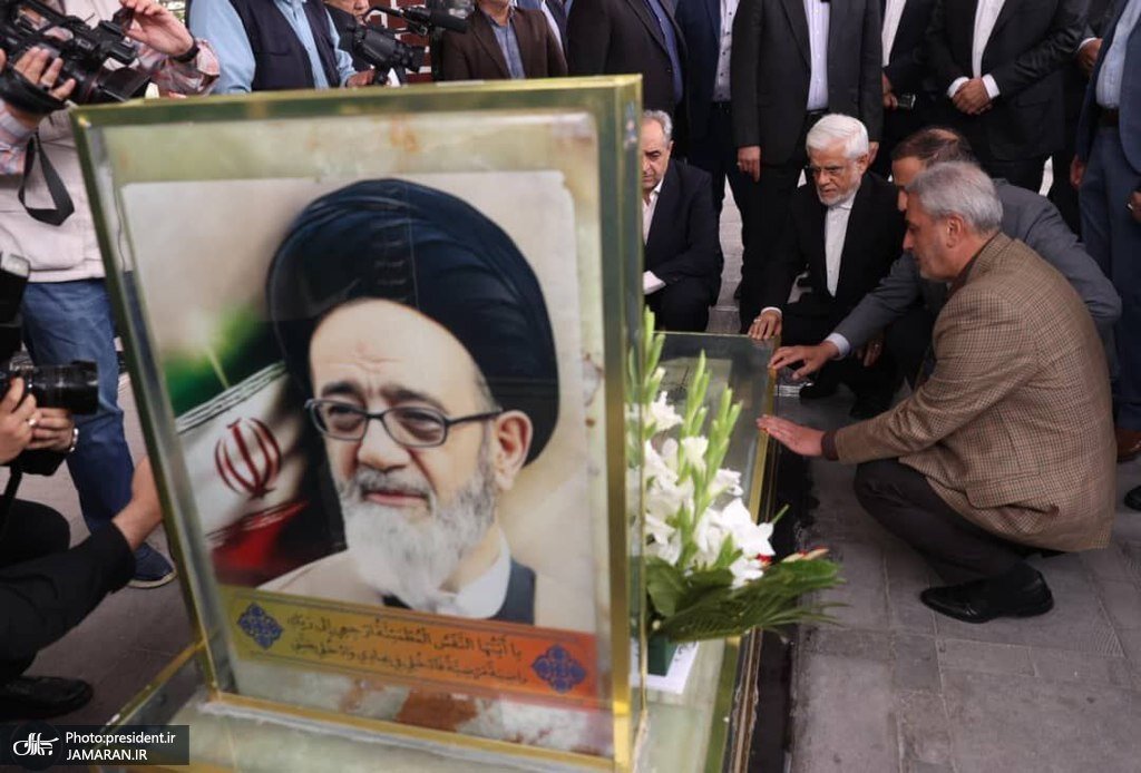 عکسی از عارف بر سر مزار شهید آل هاشم