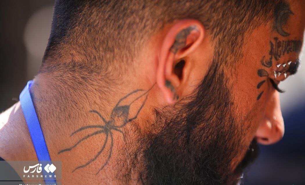 عکس | خالکوبی و پیرسینگ عجیب خلافکار ساوجبلاغ؛ از عنکبوت سمی تا میخ!