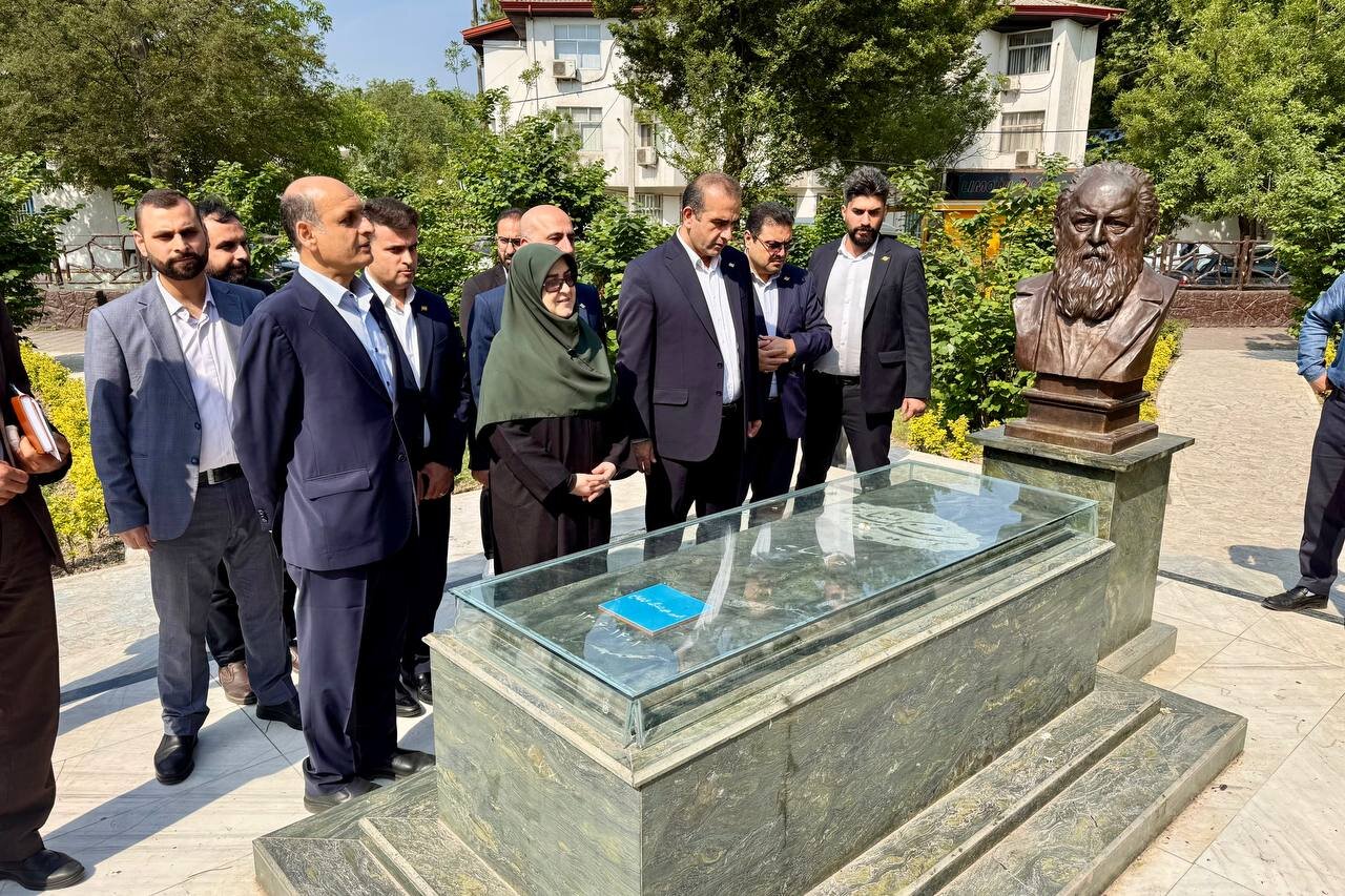 تصاویری از حضور سخنگوی دولت بر مزار شاعر مشهور