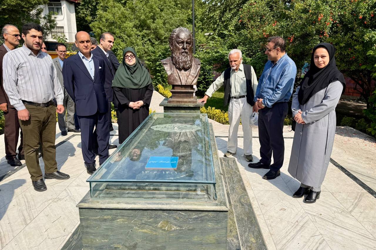 تصاویری از حضور سخنگوی دولت بر مزار شاعر مشهور