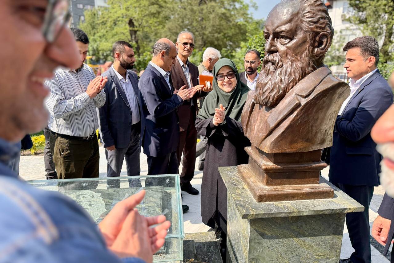 تصاویری از حضور سخنگوی دولت بر مزار شاعر مشهور