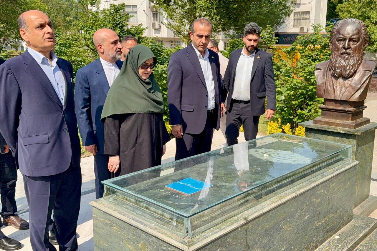 تصاویری از حضور سخنگوی دولت بر مزار شاعر مشهور