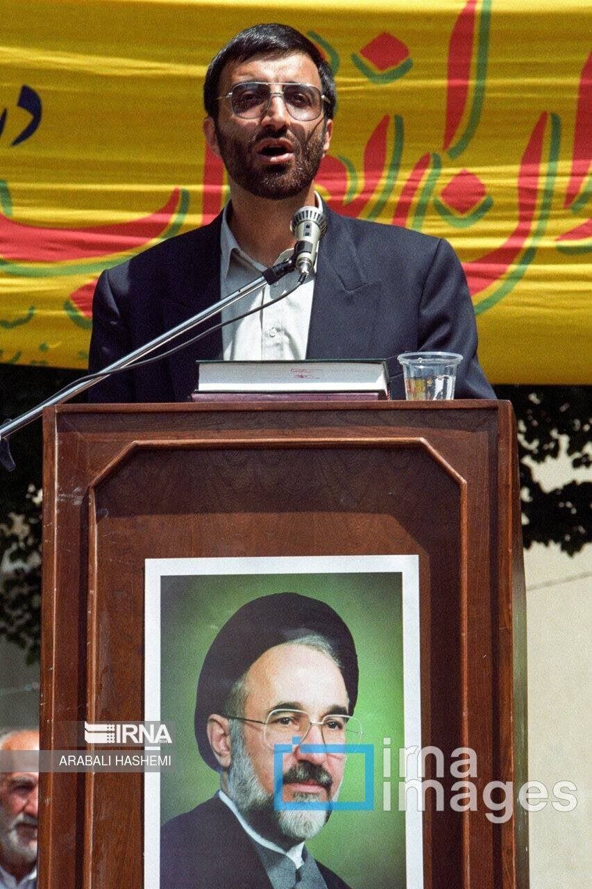 تصویری قدیمی از زاکانی در کنار پوستر خاتمی در دهه هفتاد/ ماجرا چه بود؟