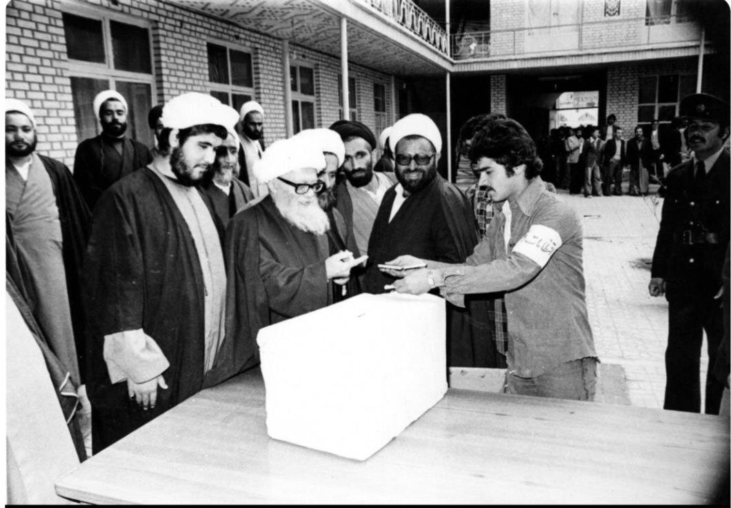 تصویری قدیمی از پدر برادران لاریجانی