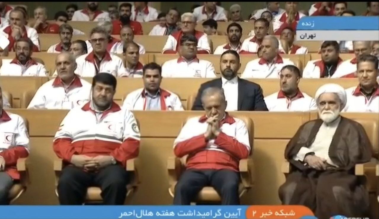 پزشکیان لباس هلال احمر پوشید/ علت چه بود؟+عکس