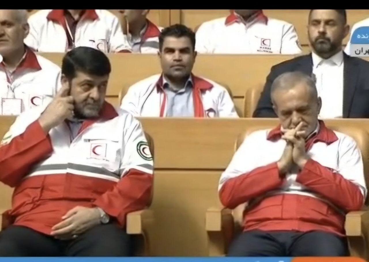 پزشکیان لباس هلال احمر پوشید/ علت چه بود؟+عکس