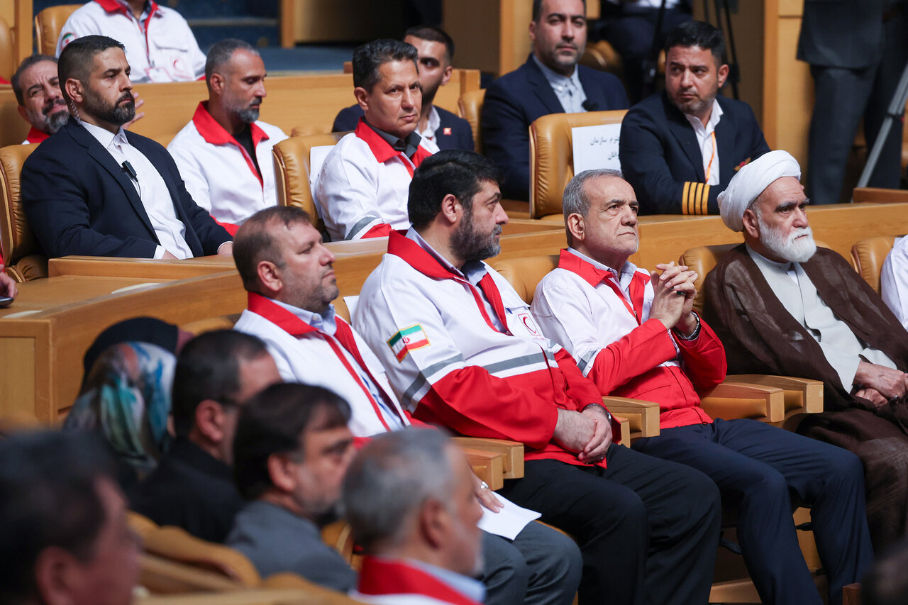 تصاویری جالب از حضور رئیسجمهور با لباس متفاوت در یک جلسه رسمی