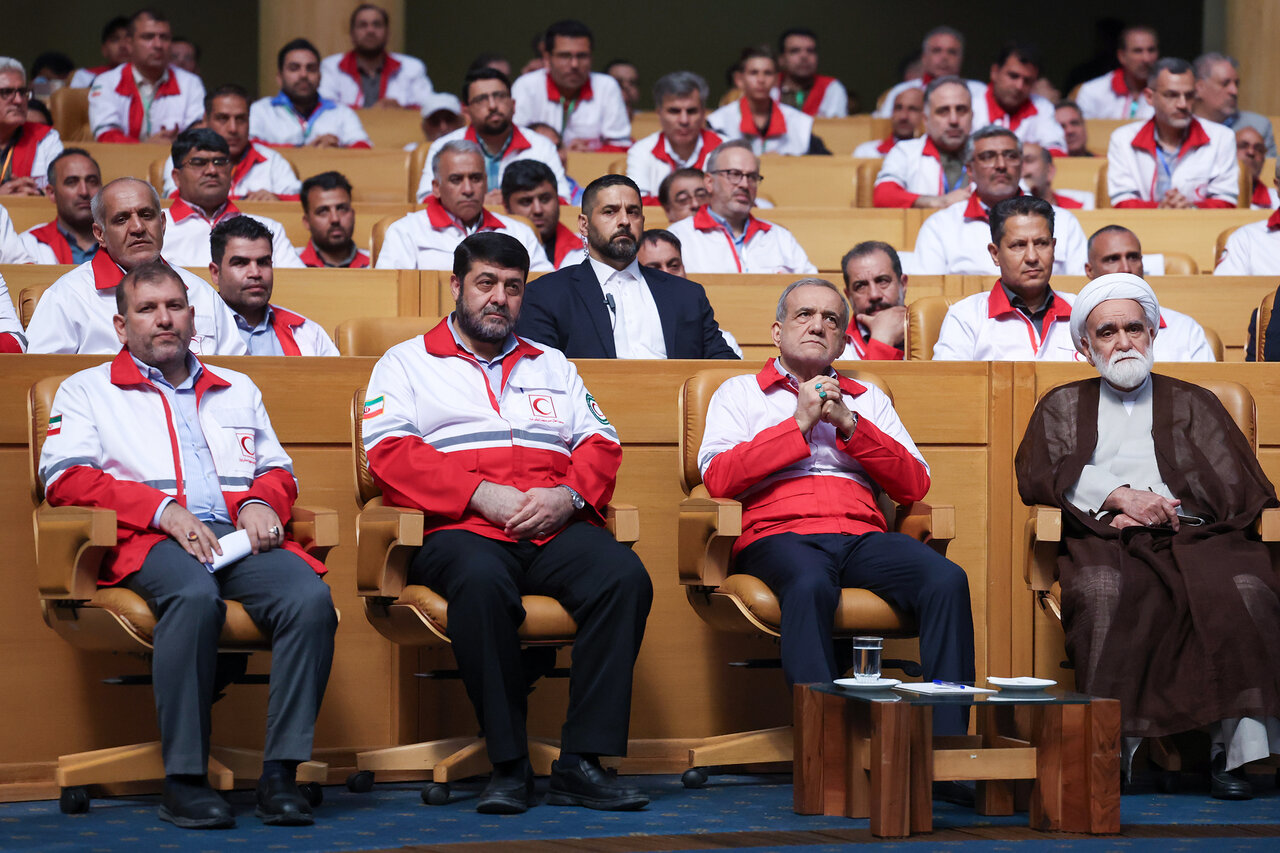 تصاویری جالب از حضور رئیسجمهور با لباس متفاوت در یک جلسه رسمی