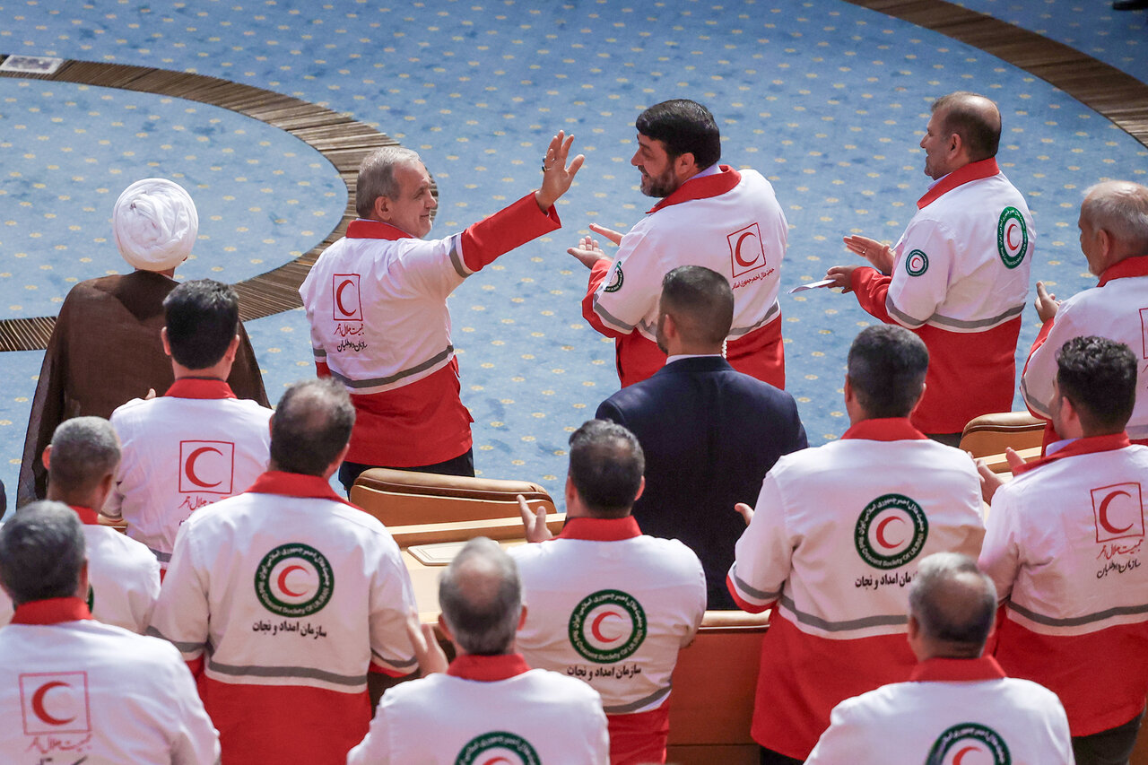 تصاویری جالب از حضور رئیسجمهور با لباس متفاوت در یک جلسه رسمی