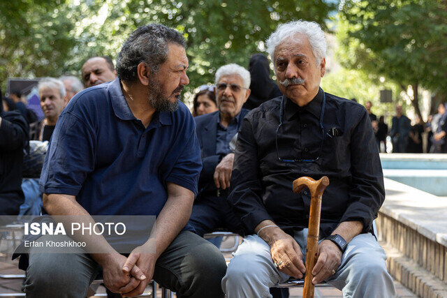 پیکر شیوا ارسطویی روی دوش زنان به خانه ابدی بدرقه شد