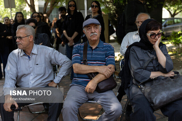 پیکر شیوا ارسطویی روی دوش زنان به خانه ابدی بدرقه شد