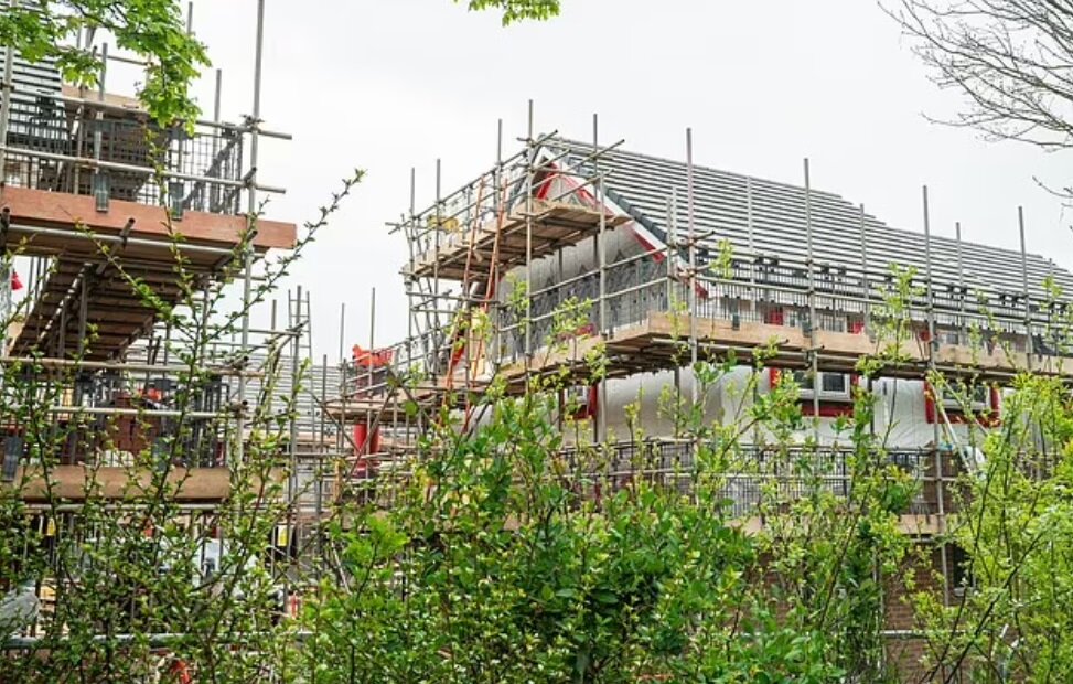 شوک ساختمانی به زوج بازنشستهای که از سفر بازگشتند/ عکس