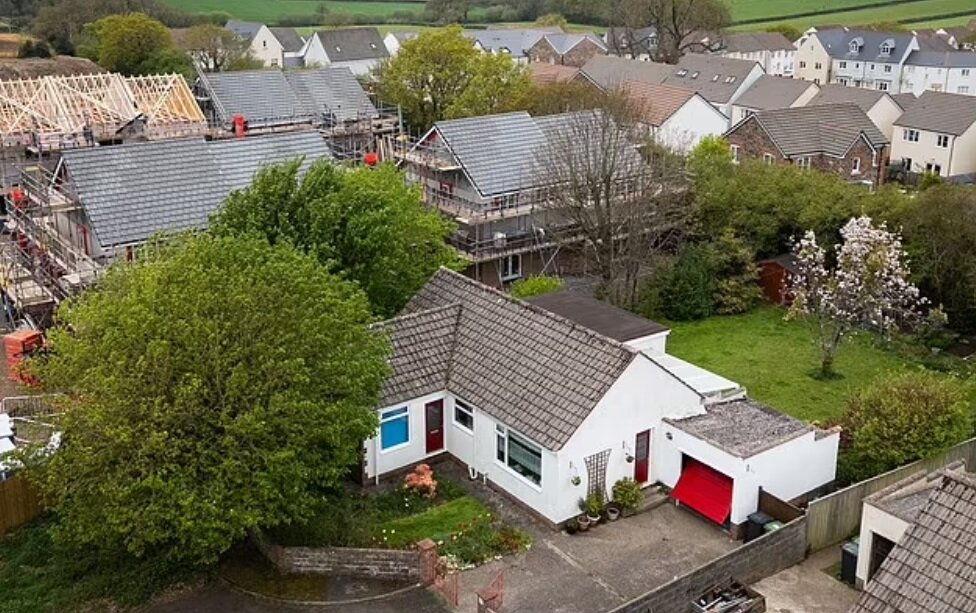 شوک ساختمانی به زوج بازنشستهای که از سفر بازگشتند/ عکس