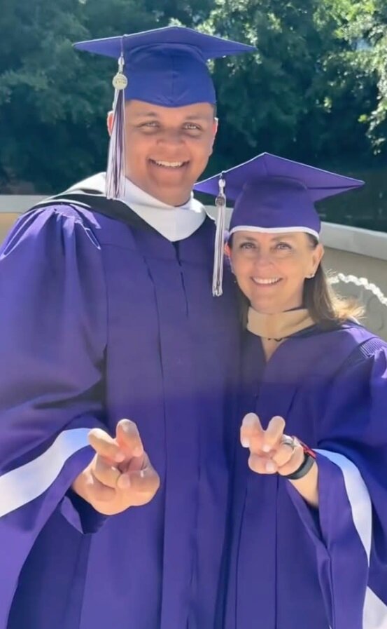 مادر و پسری که در یک روز، از دانشگاه فارغالتحصیل شدند/ عکس