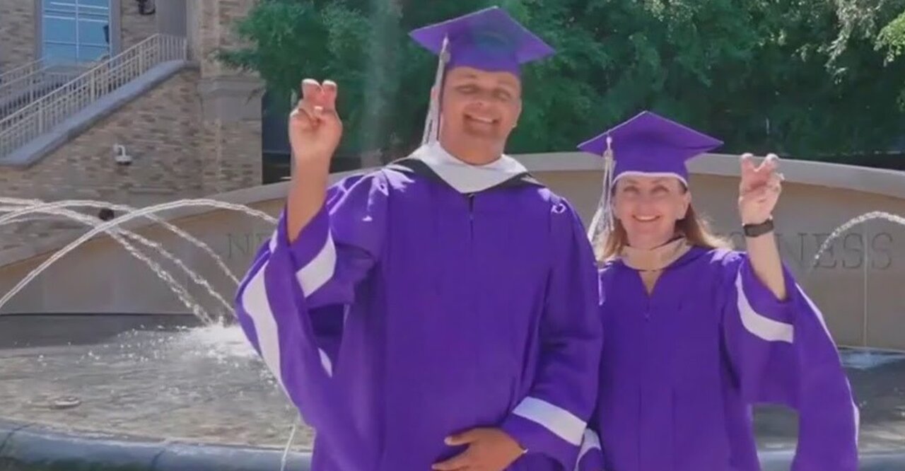 مادر و پسری که در یک روز، از دانشگاه فارغالتحصیل شدند/ عکس