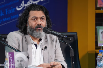 صادق زیباکلام، رضا امیرخانی و حسام آشنا در مراسم کتاب « در مَعیت پرزیدنت»