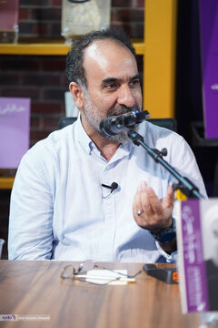 صادق زیباکلام، رضا امیرخانی و حسام آشنا در مراسم کتاب « در مَعیت پرزیدنت»