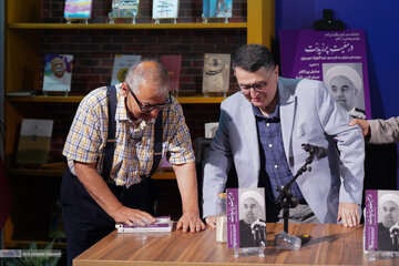 صادق زیباکلام، رضا امیرخانی و حسام آشنا در مراسم کتاب « در مَعیت پرزیدنت»