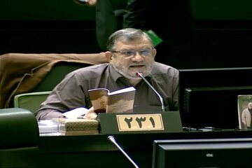 روح الامینی: هشتگ «یواش یواش» را در قانون‌گذاری، جاری کنیم/ ترامپ از هوش مصنوعی استفاده کند تا تفسیر این عبارت را بفهمد