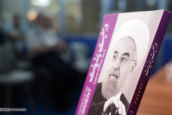 صادق زیباکلام، رضا امیرخانی و حسام آشنا در مراسم کتاب « در مَعیت پرزیدنت»
