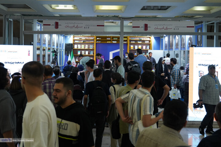 صادق زیباکلام، رضا امیرخانی و حسام آشنا در مراسم کتاب « در مَعیت پرزیدنت»