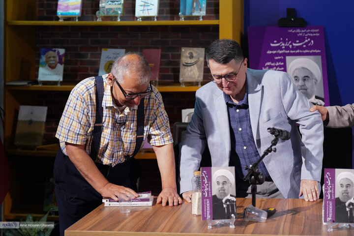 صادق زیباکلام، رضا امیرخانی و حسام آشنا در مراسم کتاب « در مَعیت پرزیدنت»